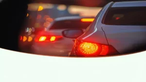 المرور السعودي يحدد 4 حالات تستوجب تخفيف السرعة وتحذر من المخالفات القانونية عند التجاوز